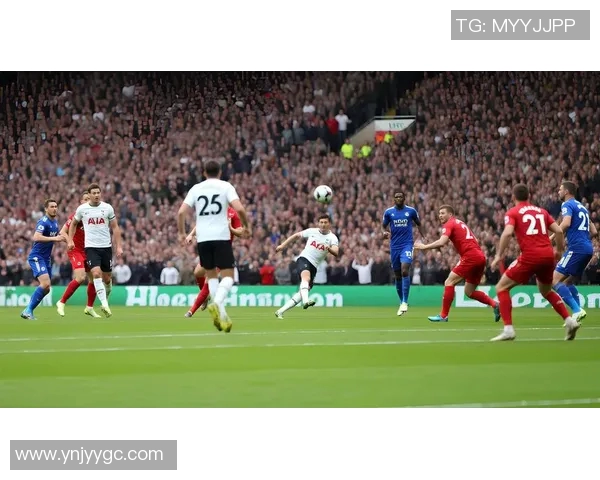 足球明星杨坤精彩瞬间高清图片壁纸分享让你感受足球魅力与激情 足球明星杨坤精彩瞬间高清图片壁纸分享让你感受足球魅力与激情