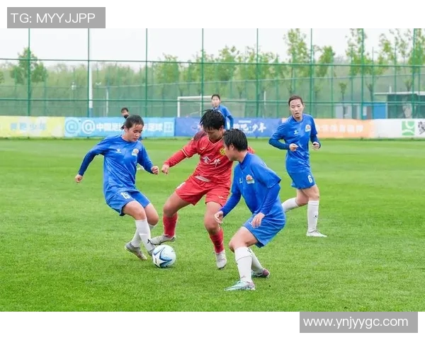 足球明星亲自指导女生踢球的精彩瞬间与成长故事